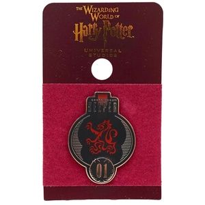 Universal Studios Harry Potter Gryffindor Quidditch Keeper Pin
